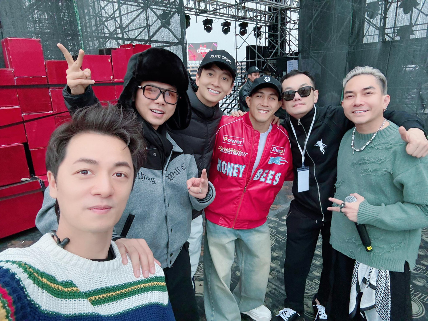 Các nghệ sĩ trong hậu trường. Concert Anh trai vượt ngàn chông gai tối 14/12 có 31 anh tài tham gia.