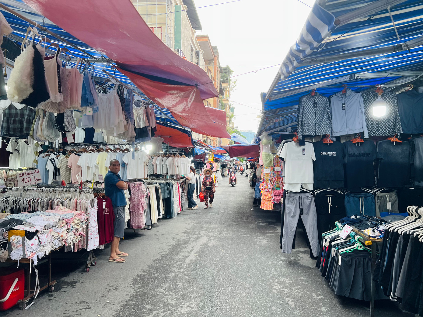 Các gian hàng san sát, bày bán quần áo tại khu chợ nổi tiếng. Hầu hết sản phẩm dán nhãn thương hiệu thời trang cao cấp nhưng mức giá chỉ bằng 1/10, thậm chí là 1/20 giá do thương hiệu công bố.