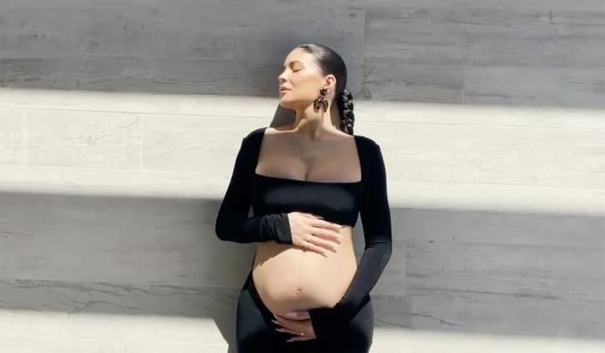 Kylie Jenner lần đầu công khai bụng bầu. Kylie Jenner lần đầu công khai bụng bầu.