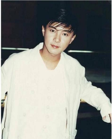 Bên cạnh khả năng diễn xuất, Trương Vệ Kiện còn &quot;gây thương nhớ&quot; bởi ngoại hình điển trai, thư sinh. Gương mặt thanh tú, nụ cười lạc quan cũng trở thành &quot;thương hiệu&quot; của tài tử TVB, khiến nhiều người hâm mộ phải mê mẩn