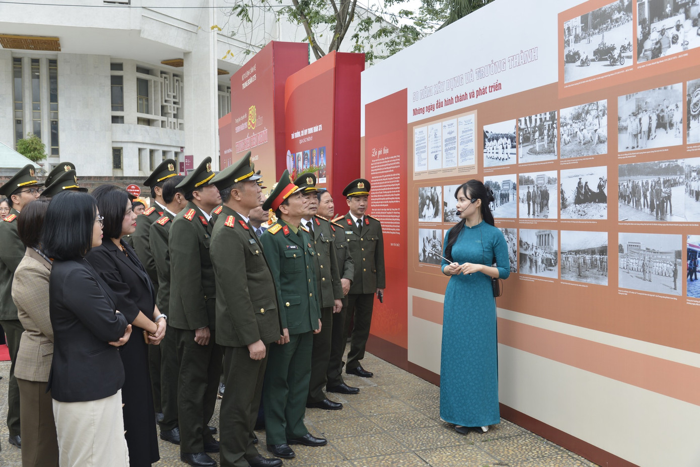 Các đại biểu xem hình ảnh về những ngày đầu hình thành của Trung đoàn 375.