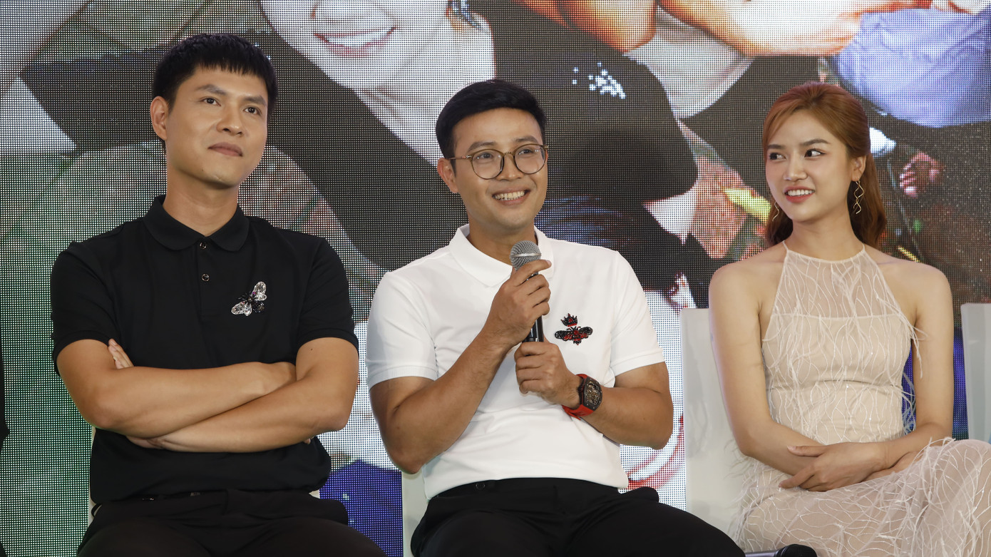 Thắng là vai diễn đầu tiên của Thái Sơn (giữa) sau khi nhận danh hiệu NSƯT. Thắng là vai diễn đầu tiên của Thái Sơn (giữa) sau khi nhận danh hiệu NSƯT.