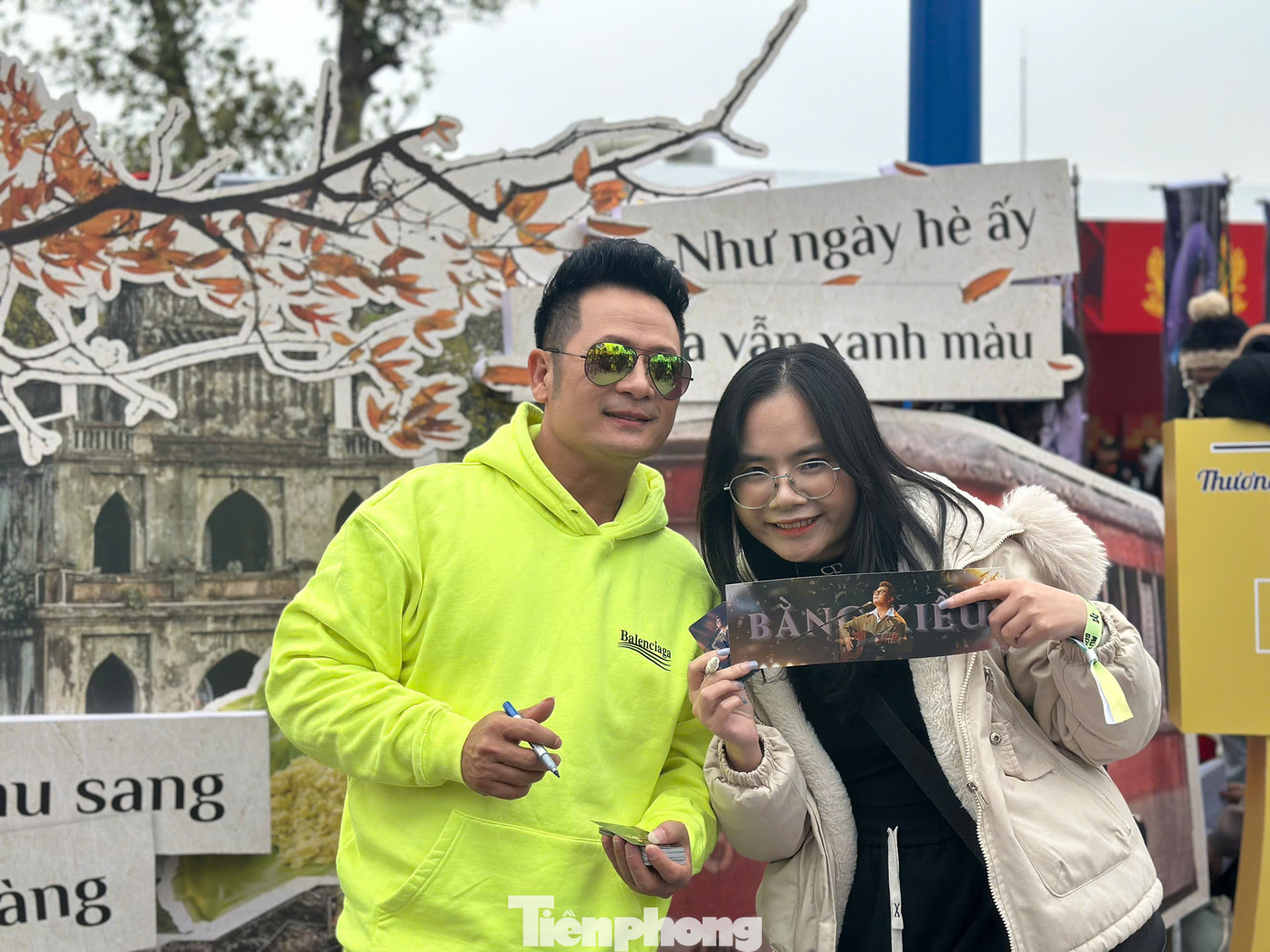 Một fan nữ xin chữ ký ca sĩ Bằng Kiều để về tặng mẹ.