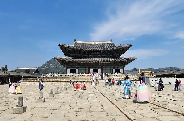 Gyeongbokgung là cung điện nổi tiếng nhất Hàn Quốc, thu hút đông khách quốc tế.