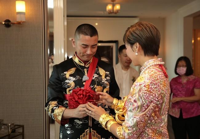 Cặp đôi thực hiện nghi thức truyền thống Cặp đôi thực hiện nghi thức truyền thống