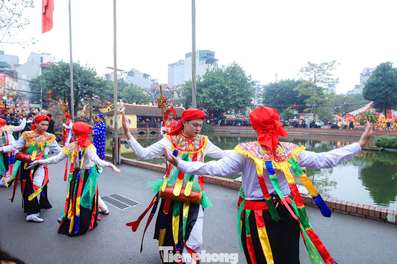 Tục xưa kể rằng, vào thế kỷ thứ 8, vua Phùng Hưng Bố Cái Đại Vương tập kết các nghĩa sĩ tại làng Triều Khúc để bao vây đạo quân nhà Đường. Để khích lệ tướng sĩ, giải trí cho nghĩa quân, nhà vua cho binh lính đóng giả làm gái, ăn mặc sặc sỡ và đeo trống múa bồng. Kể từ đó, hàng năm vào mùa xuân, từ ngày 9 đến 12 tháng Giêng, dân làng lại tổ chức lễ hội rước Thành Hoàng Phùng.