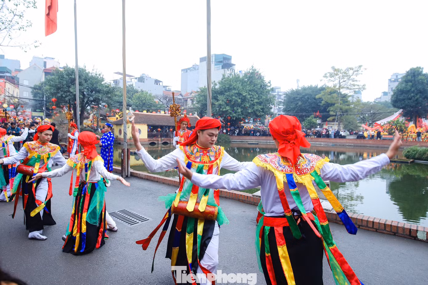 Tục xưa kể rằng, vào thế kỷ thứ 8, vua Phùng Hưng Bố Cái Đại Vương tập kết các nghĩa sĩ tại làng Triều Khúc để bao vây đạo quân nhà Đường. Để khích lệ tướng sĩ, giải trí cho nghĩa quân, nhà vua cho binh lính đóng giả làm gái, ăn mặc sặc sỡ và đeo trống múa bồng. Kể từ đó, hàng năm vào mùa xuân, từ ngày 9 đến 12 tháng Giêng, dân làng lại tổ chức lễ hội rước Thành Hoàng Phùng.