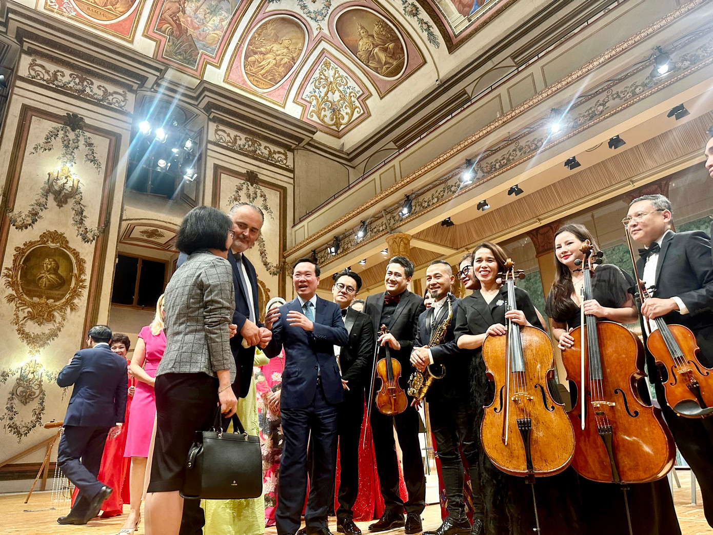 Chuyến công tác của Chủ tịch nước Võ Văn Thưởng thành công tốt đẹp, tạo xung lực mới cho quan hệ hữu nghị với Áo và đối tác chiến lược với Italia. Chuyến công tác của Chủ tịch nước Võ Văn Thưởng thành công tốt đẹp, tạo xung lực mới cho quan hệ hữu nghị với Áo và đối tác chiến lược với Italia.