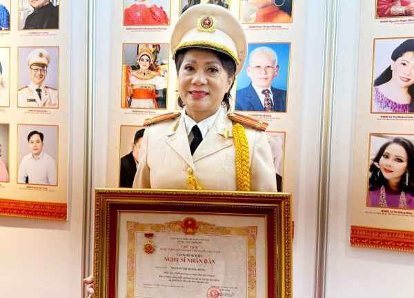 Nghệ sĩ Hương Dung, Trần Đức nhận danh hiệu nghệ sĩ nhân dân.