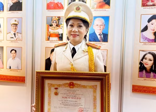 Nghệ sĩ Hương Dung, Trần Đức nhận danh hiệu nghệ sĩ nhân dân.