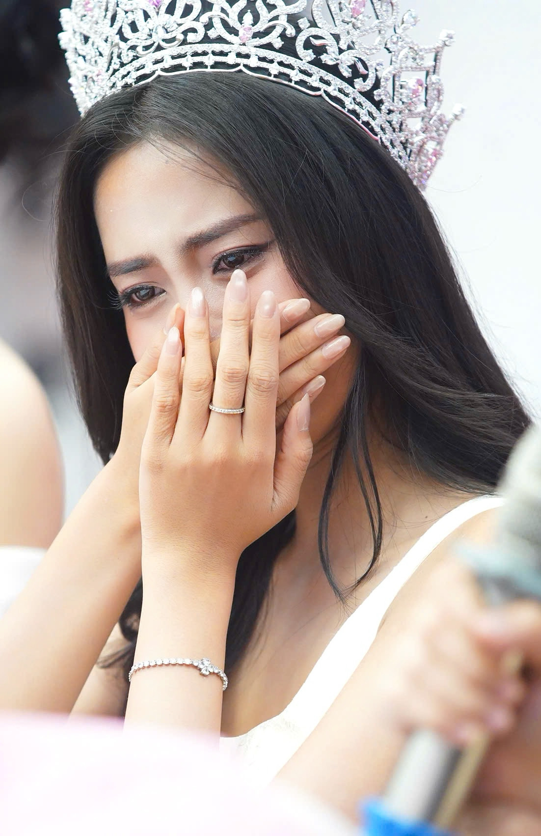 "Đêm chung kết tôi không khóc, nhưng khi ngồi đây lại không kìm nén được cảm xúc. Những tháng qua, 25 thí sinh Hoa hậu Việt Nam nhận được rất nhiều tình cảm của ban tổ chức cuộc thi và các cán bộ, phóng viên báo Tiền Phong. Khi được mọi người động viên, nhận những cái ôm tình cảm, tôi cảm nhận sự ấm áp", Trúc Linh nói.