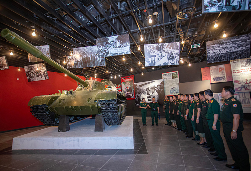 Đoàn cán bộ Bảo tàng lịch sử quân đội nhân dân Lào tham quan, học tập tại Bảo tàng lịch sử quân sự Việt Nam ở vị trí mới. Ảnh: BTLSQSVN.