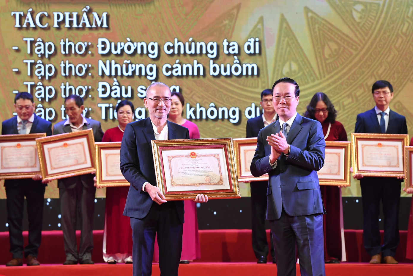 Nhà thơ Hoàng Trung Thông được truy tặng Giải thưởng Hồ Chí Minh về VHNT 2021, với các tập thơ như Đường chúng ta đi, Những cánh buồm, Đầu sóng. Ảnh: Ngọc Ánh.