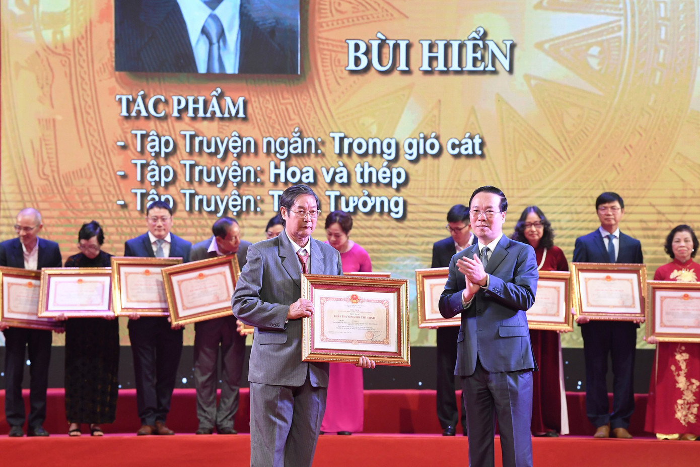 Đại diện gia đình nhà văn Bùi Hiển tham dự lễ trao giải. Nhà văn được truy tặng với cụm tác phẩm như tập truyện Trong gió cát, Hoa và thép. Ảnh: Ngọc Ánh.