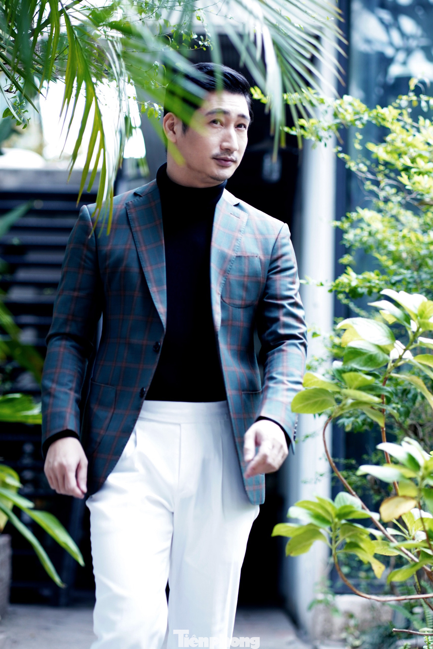 Trong công việc, Ngọc Quỳnh là tuýp người kỹ tính, nhất là trong việc xây dựng hình tượng, phong thái cho nhân vật. Nam diễn viên sinh năm 1980 từng không tiếc số tiền lớn, lên tới cả trăm triệu để chuẩn bị phục trang cho vai diễn. Khi được hỏi về tính cách trong cuộc sống thường ngày, Ngọc Quỳnh khẳng định anh sống đơn giản, cởi mở, tếu táo với bạn bè. Ảnh: TRỌNG QUÂN.