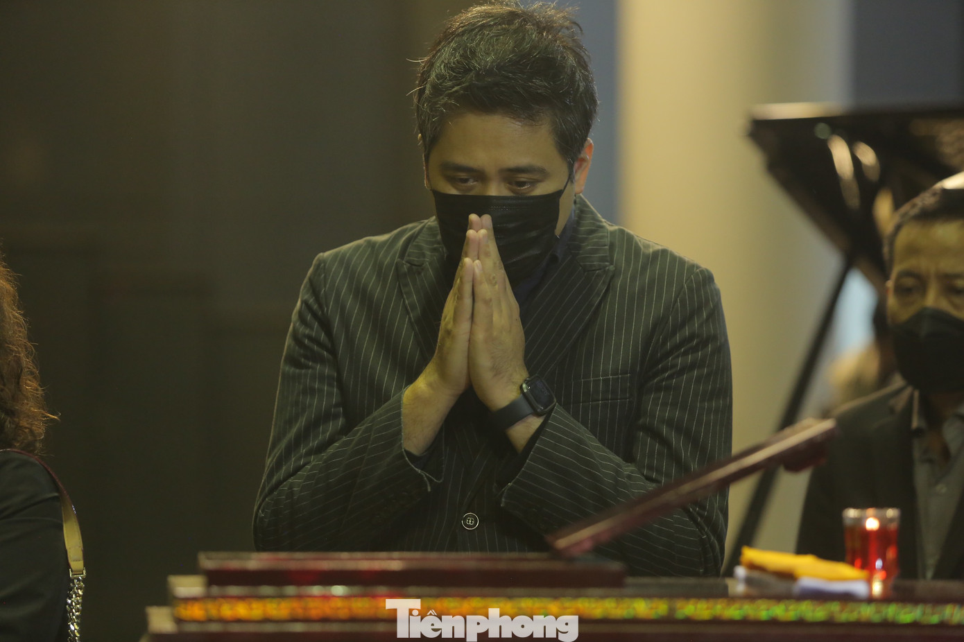 Nghệ sĩ vĩ cầm Bùi Công Duy xúc động tiễn biệt huyền thoại Thái Thị Liên. Ảnh: DUY PHẠM.