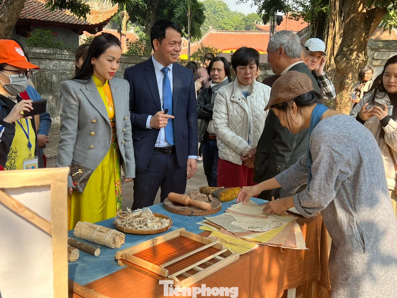 Bà Phạm Thị Mỹ Hoa - Phó Giám đốc Sở Văn hoá, Thể thao Hà Nội và TS. Lê Xuân Kiêu - Giám đốc Trung tâm Hoạt động VHKH Văn Miếu - Quốc Tử Giám xem quy trình làm giấy dó. Ảnh: NGỌC ÁNH.