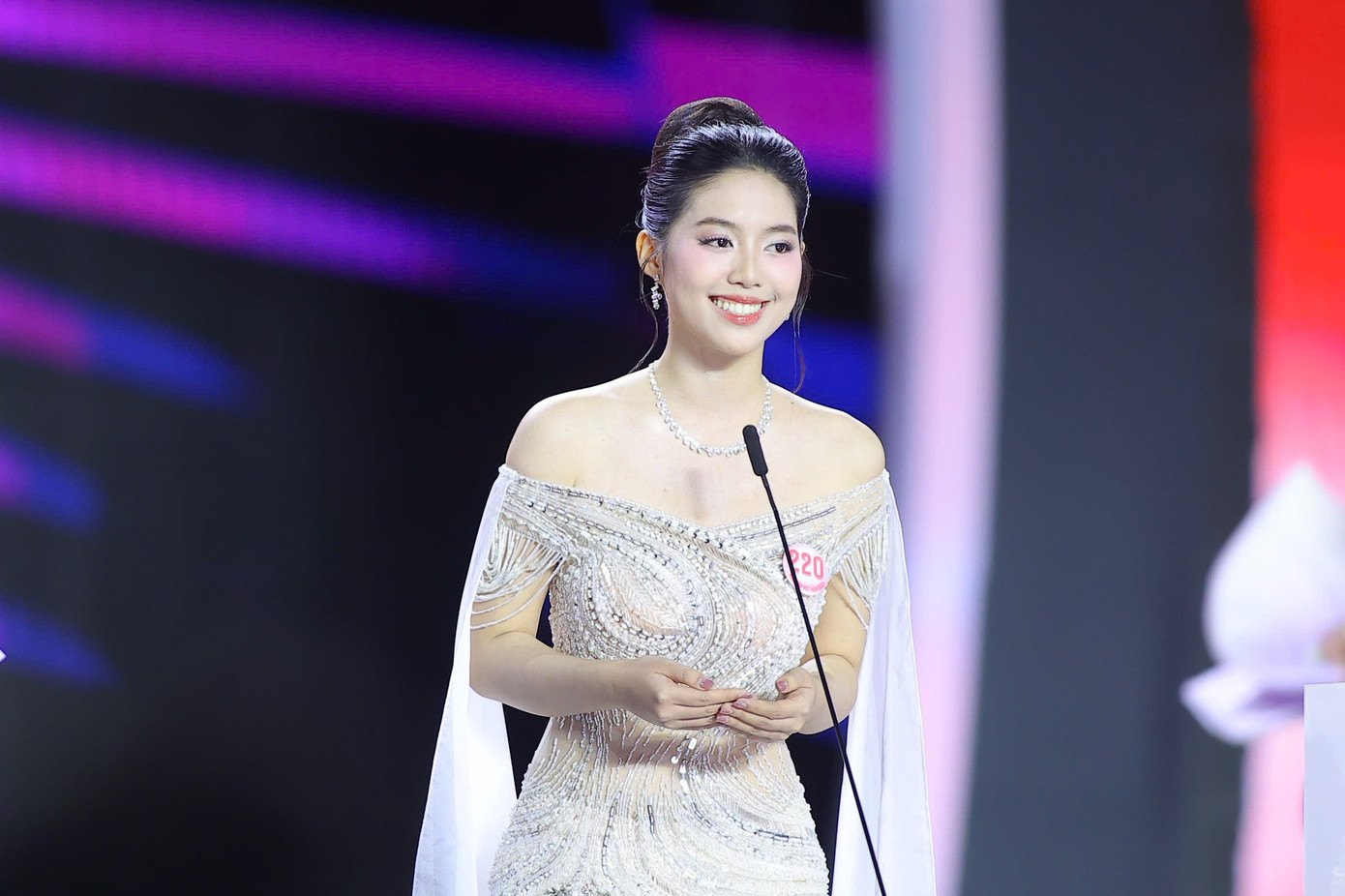 Thí sinh thể hiện bản lĩnh, trí tuệ trên sân khấu. Ảnh: Trọng Tài.