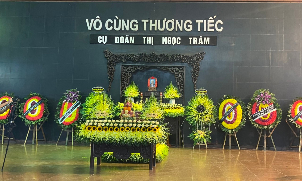 Lễ tang thân mẫu liệt sĩ Đặng Thùy Trâm diễn ra sáng 20/4. Lễ tang thân mẫu liệt sĩ Đặng Thùy Trâm diễn ra sáng 20/4.