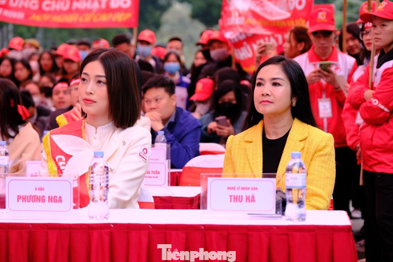 NSND Thu Hà và Á hậu Phương Nga xuất hiện ở hàng ghế đầu. Ảnh: Mạnh Thắng.