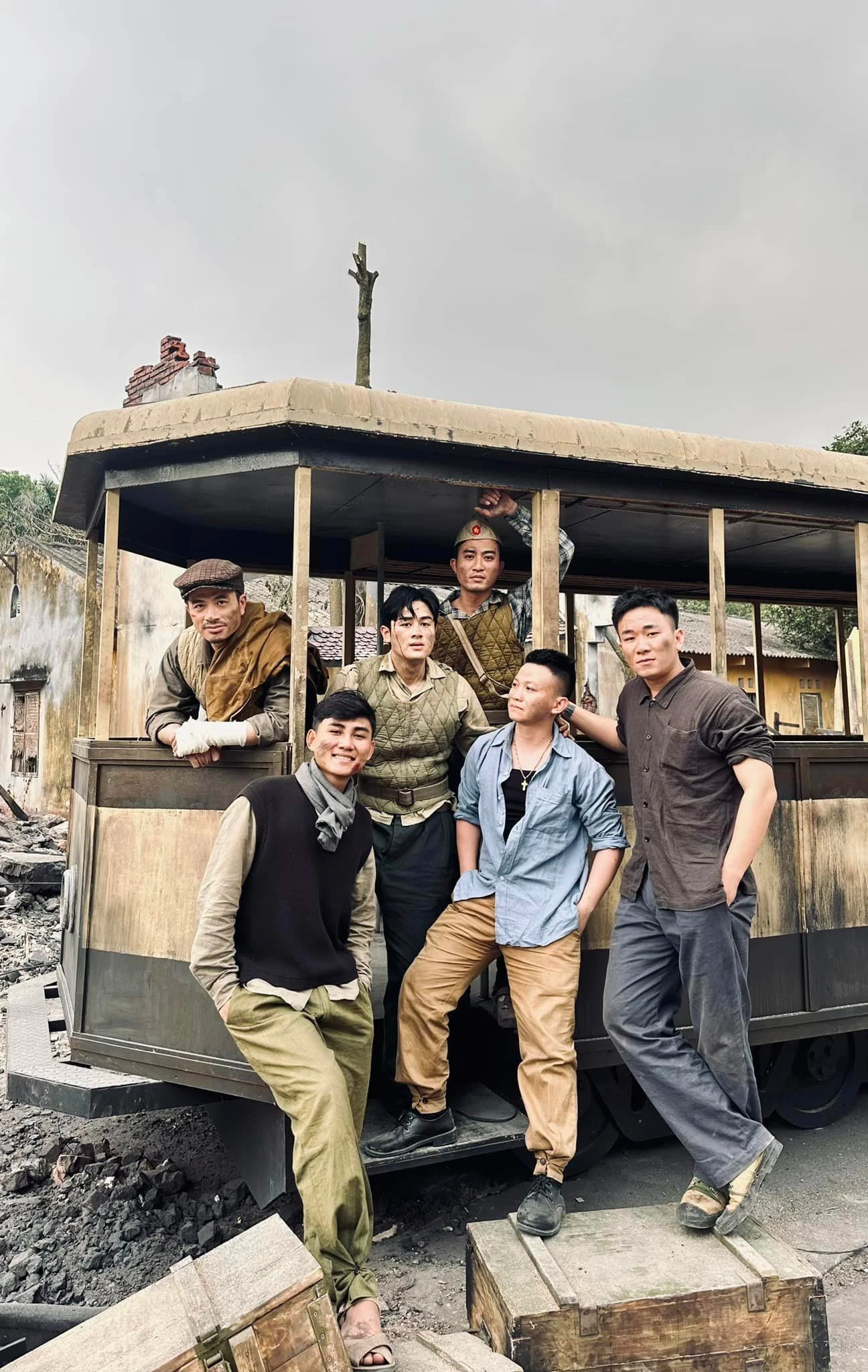 Dàn diễn viên ở bối cảnh quay được phục dựng công phu. Dàn diễn viên ở bối cảnh quay được phục dựng công phu.