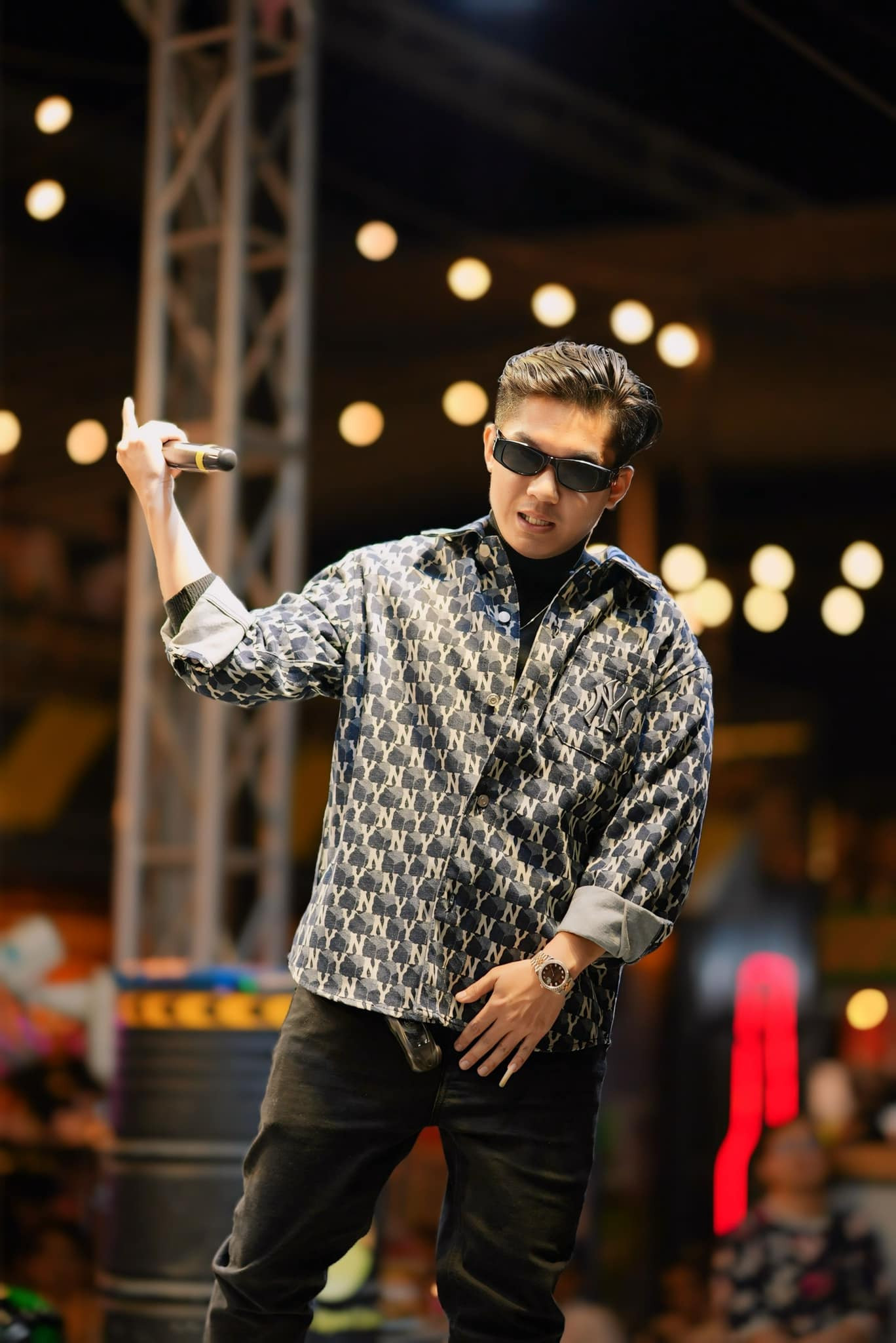 Lil Ken từng hợp tác với Long nón lá, Yến Thanh, Cẩm Tiên... ra mắt sản phẩm âm nhạc. Lil Ken từng hợp tác với Long nón lá, Yến Thanh, Cẩm Tiên... ra mắt sản phẩm âm nhạc.