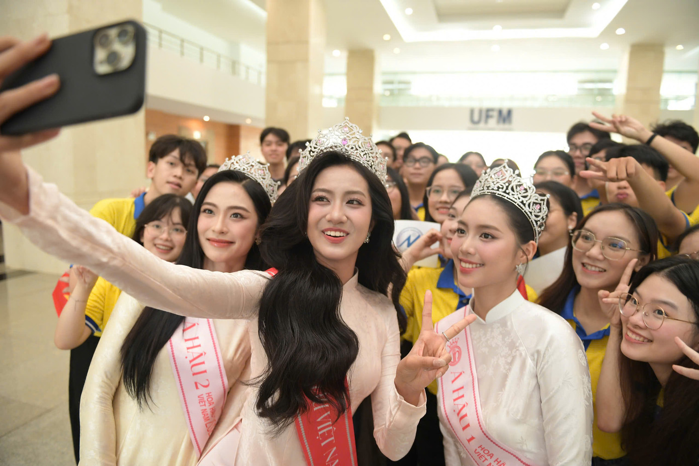 Chiều 7/7, hàng nghìn sinh viên Trường Đại học Tài chính - Marketing (TPHCM) tham gia buổi giao lưu đặc biệt với Top 3 Hoa hậu Việt Nam 2024.