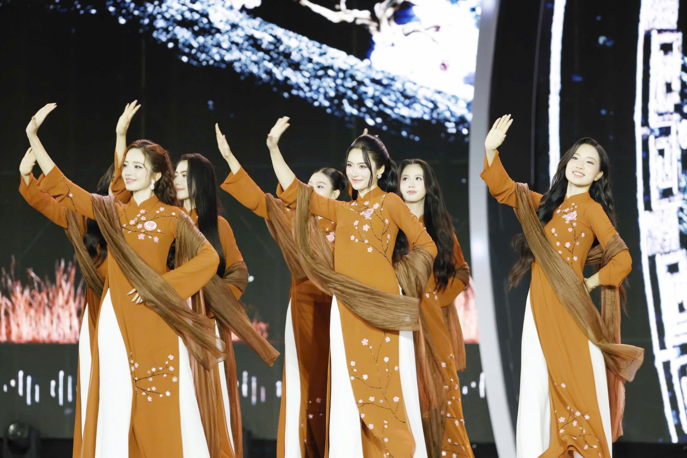 Màn trình diễn áo dài Bắc - Trung - Nam. Ảnh: Hồng Vĩnh, Như Ý.