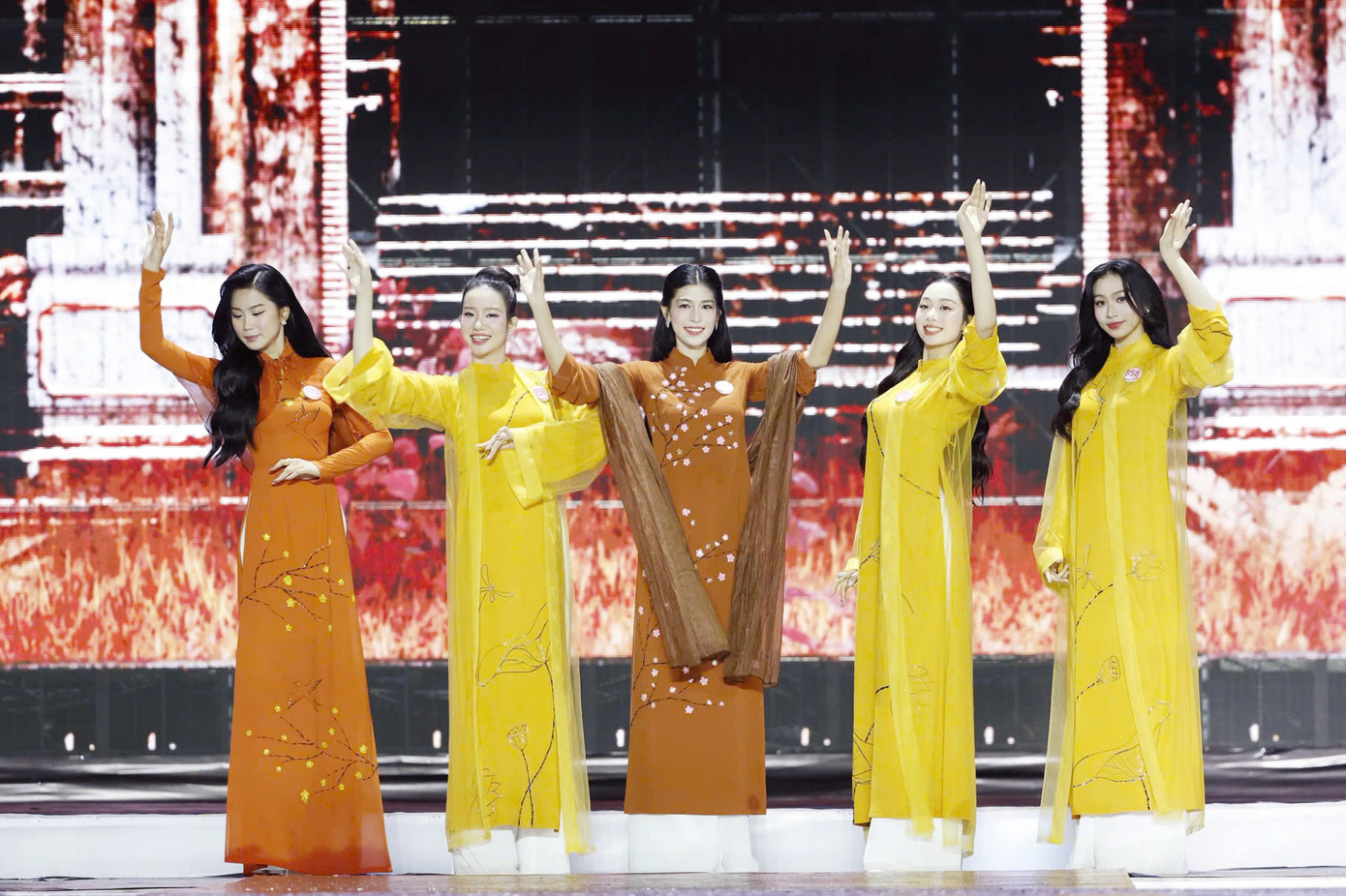 Màn trình diễn áo dài Bắc - Trung - Nam. Ảnh: Hồng Vĩnh, Như Ý.