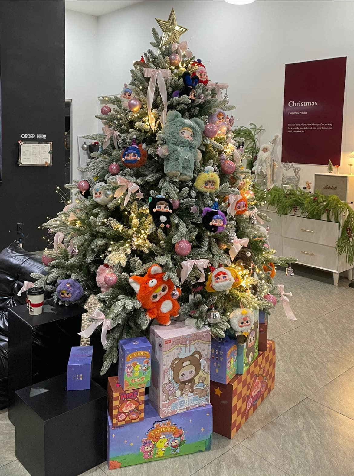 Một gia đình bày hàng chục đồ trang trí Baby Three, Labubu quanh cây thông Noel.