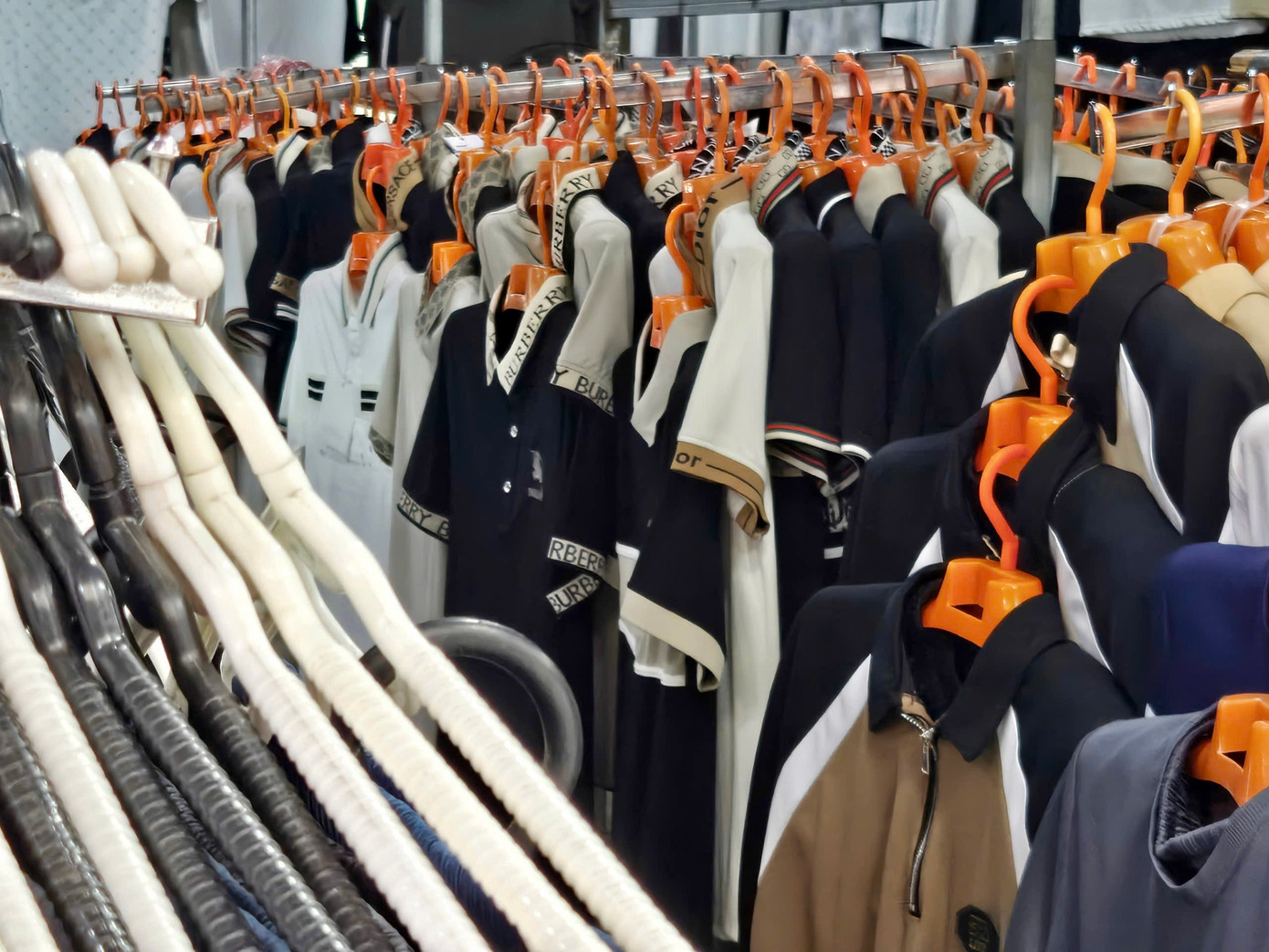 Nhiều cửa hàng treo biển yêu cầu khách không mặc cả. Khi được hỏi về nguồn gốc sản phẩm, các chủ cửa hàng từ chối trả lời. Nguyễn Thùy Linh (22 tuổi, quê Yên Bái) cho biết: "Với mức giá chỉ vài chục tới vài trăm nghìn, tôi nghĩ sản phẩm thời trang ở đây không phải hàng chính hãng. Tuy nhiên với mức sống của sinh viên, tôi không bận tâm mấy về những logo in trên áo. Quần áo in tên thương hiệu nào cũng được. Nếu không mua hàng ở sàn thương mại điện tử, các cửa hàng ở chợ Nhà Xanh cũng là điểm đến thuận tiện cho sinh viên".