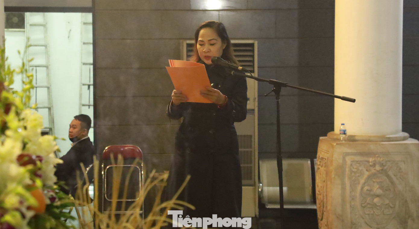 Trong điếu văn, Chủ tịch hội Nghệ sĩ sân khấu Việt Nam NSND Trịnh Thúy Mùi khẳng định: “Cuộc đời, nhân cách và sự thành công huy hoàng trong nghệ thuật sân khấu đã biến NSND Doãn Hoàng Giang thành một người của công chúng. Anh là thần tượng hiếm có trong giới nghệ thuật…”. Ảnh: TRỌNG TÀI. Trong điếu văn, Chủ tịch hội Nghệ sĩ sân khấu Việt Nam NSND Trịnh Thúy Mùi khẳng định: “Cuộc đời, nhân cách và sự thành công huy hoàng trong nghệ thuật sân khấu đã biến NSND Doãn Hoàng Giang thành một người của công chúng. Anh là thần tượng hiếm có trong giới nghệ thuật…”. Ảnh: TRỌNG TÀI.