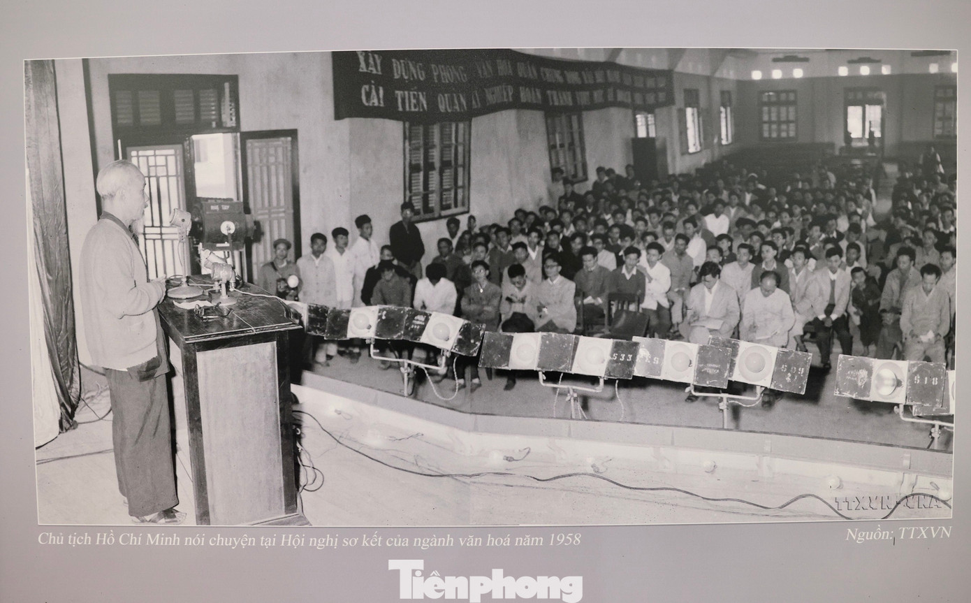 Chủ tịch Hồ Chí Minh nói chuyện tại Hội nghị sơ kết của ngành văn hóa năm 1958.