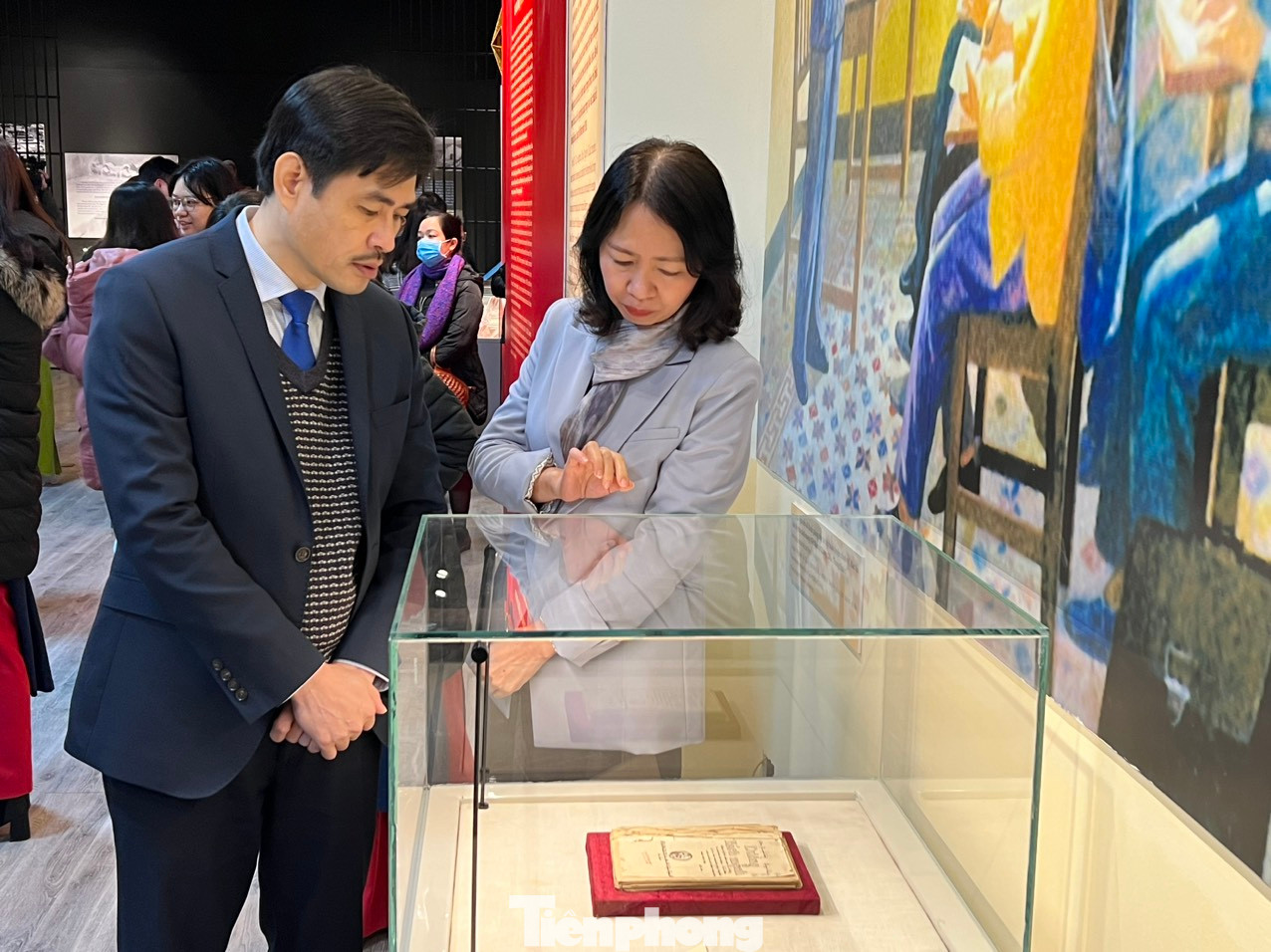 Đại biểu chiêm ngưỡng tác phẩm Đường Kách mệnh.