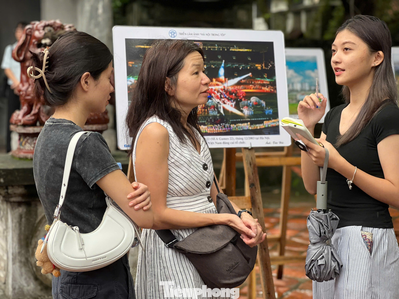 Các đại biểu, khách mời tham quan triển lãm.