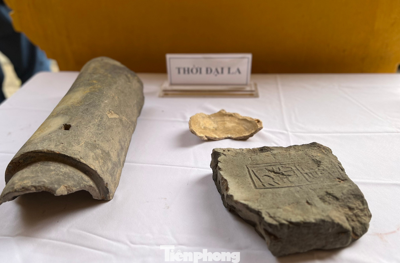 Di vật gạch, ngói, gốm men, gốm sành thuộc nhiều niên đại. Di vật gạch, ngói, gốm men, gốm sành thuộc nhiều niên đại.