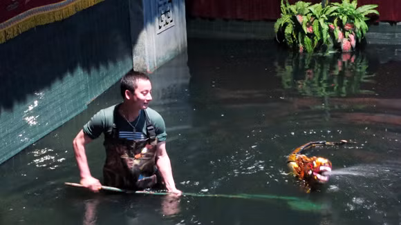 Do đặc thù lao động thường xuyên dưới nước, nghệ sĩ múa rối phải có bí quyết để giữ nhiệt.