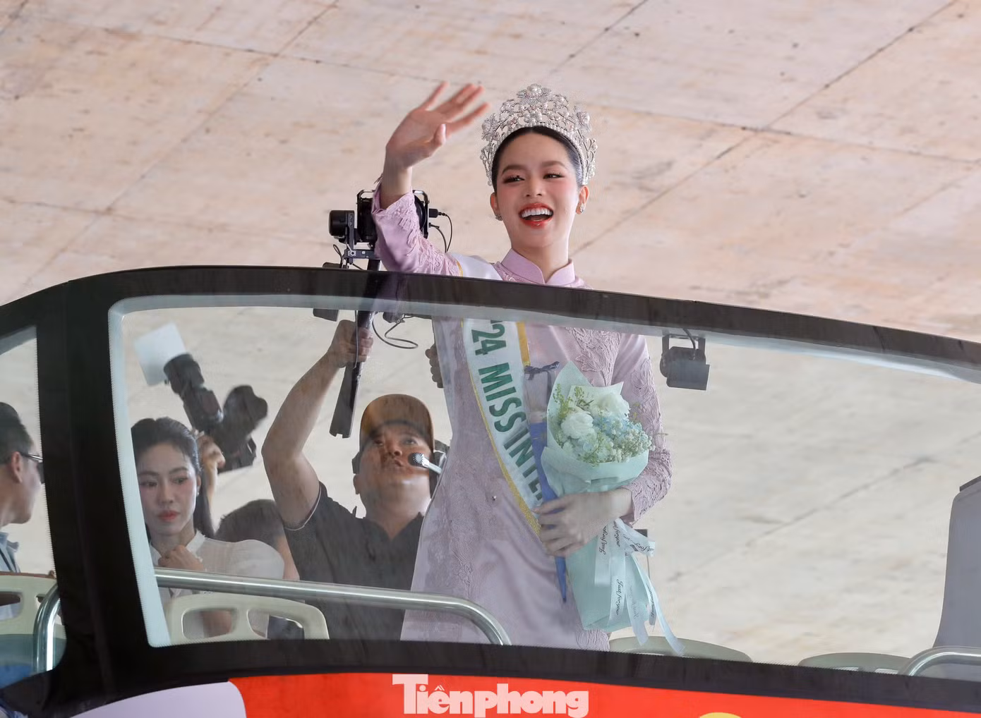 Thanh Thủy về Việt Nam sáng 18/11.