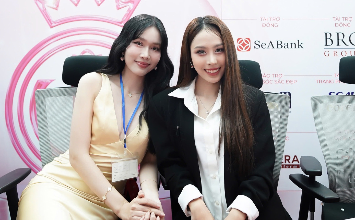 Hai giám khảo Phương Anh, Ngọc Hằng trong phòng phỏng vấn kín.