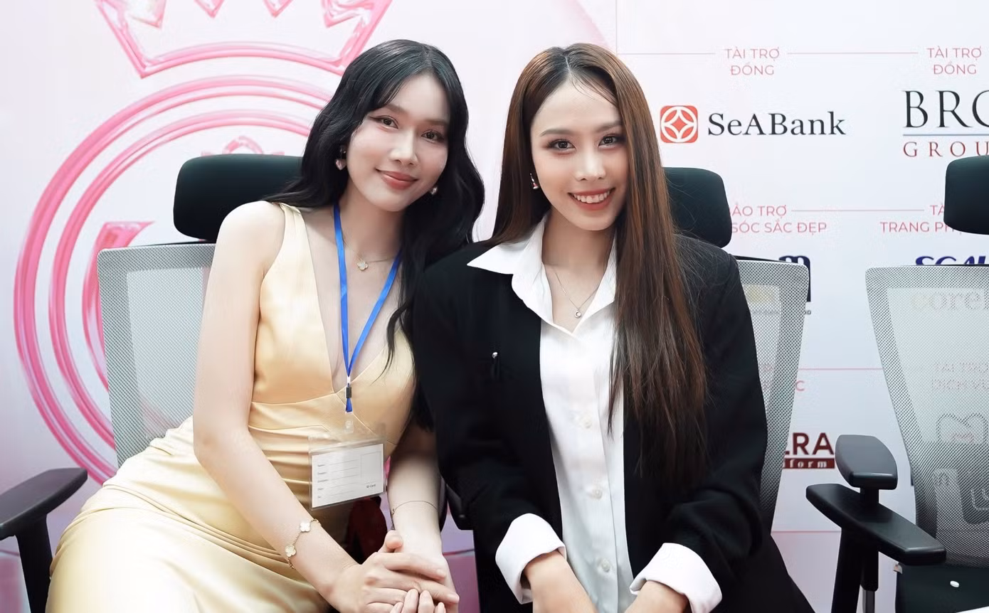 Hai giám khảo Phương Anh, Ngọc Hằng trong phòng phỏng vấn kín.