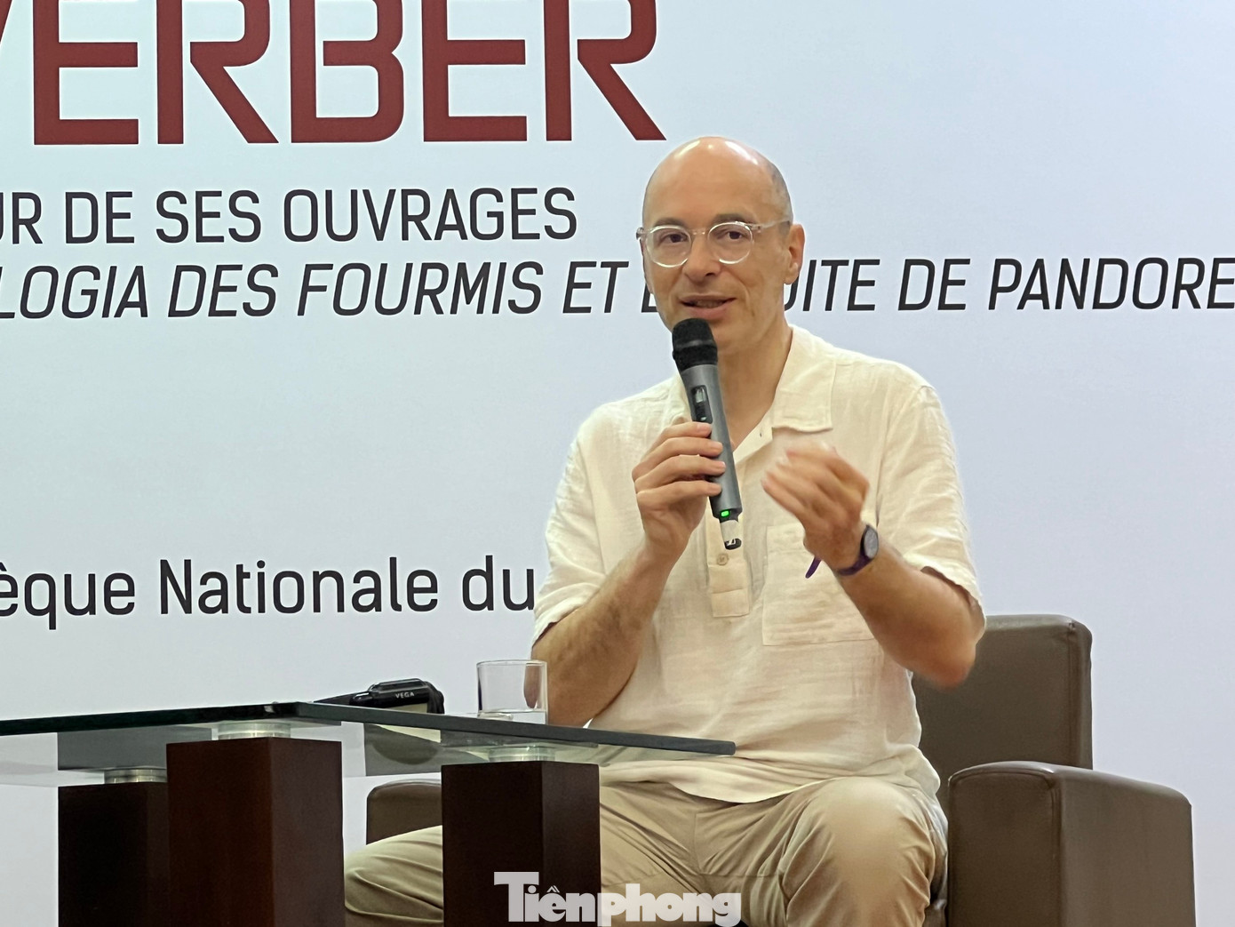 Nhà văn Bernard Werber lần đầu thăm Việt Nam. Nhà văn Bernard Werber lần đầu thăm Việt Nam.