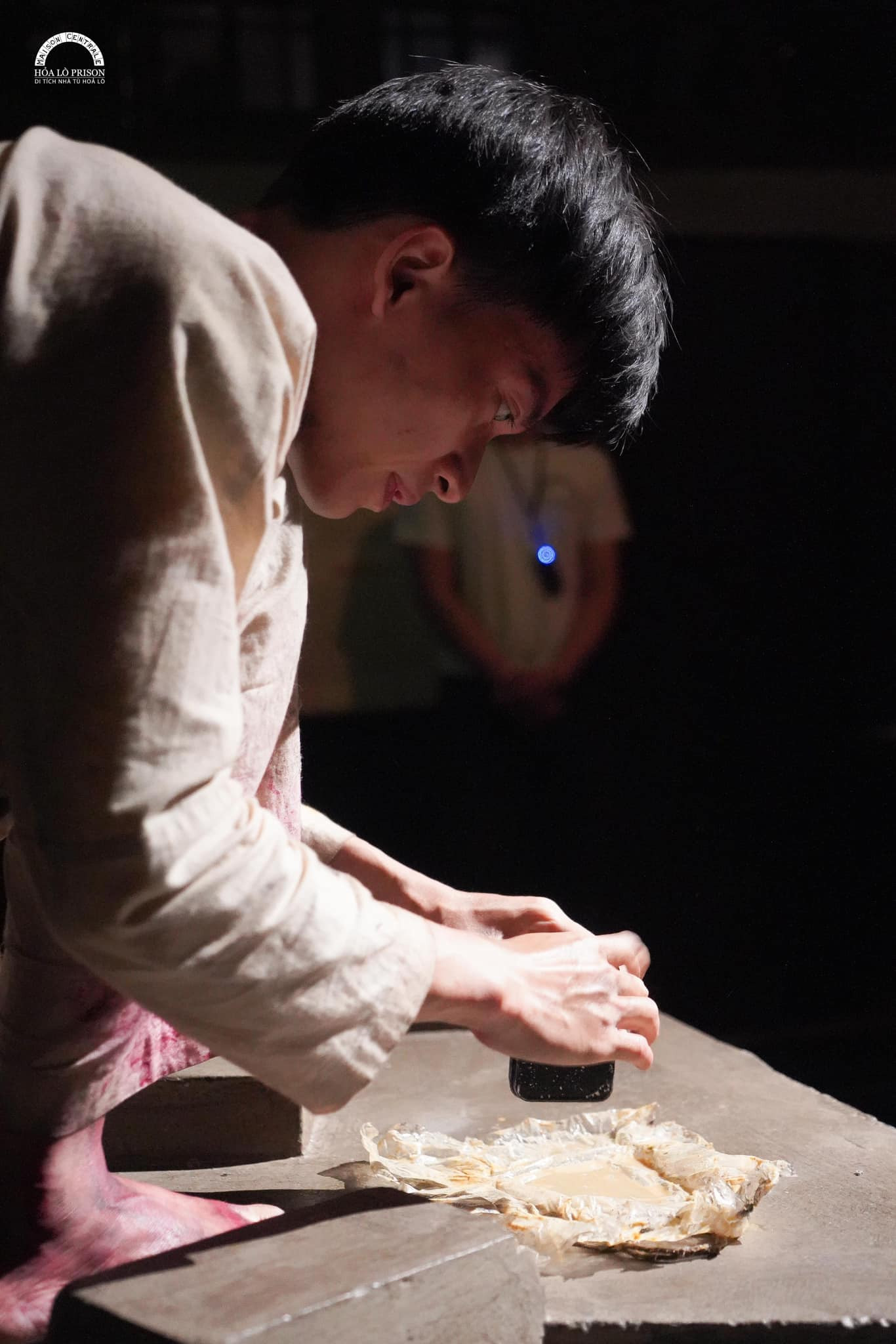 Chuỗi sự kiện trong Đêm thiêng liêng tái hiện cuộc sống khắc nghiệt ở Nhà tù Hỏa Lò. Ảnh: BQL.