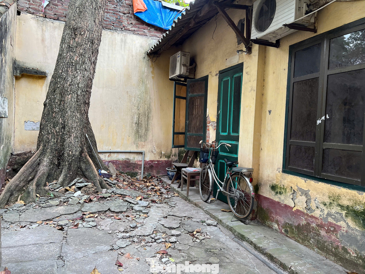 Cảnh đổ nát ở Hãng phim truyện Việt Nam hiện tại.