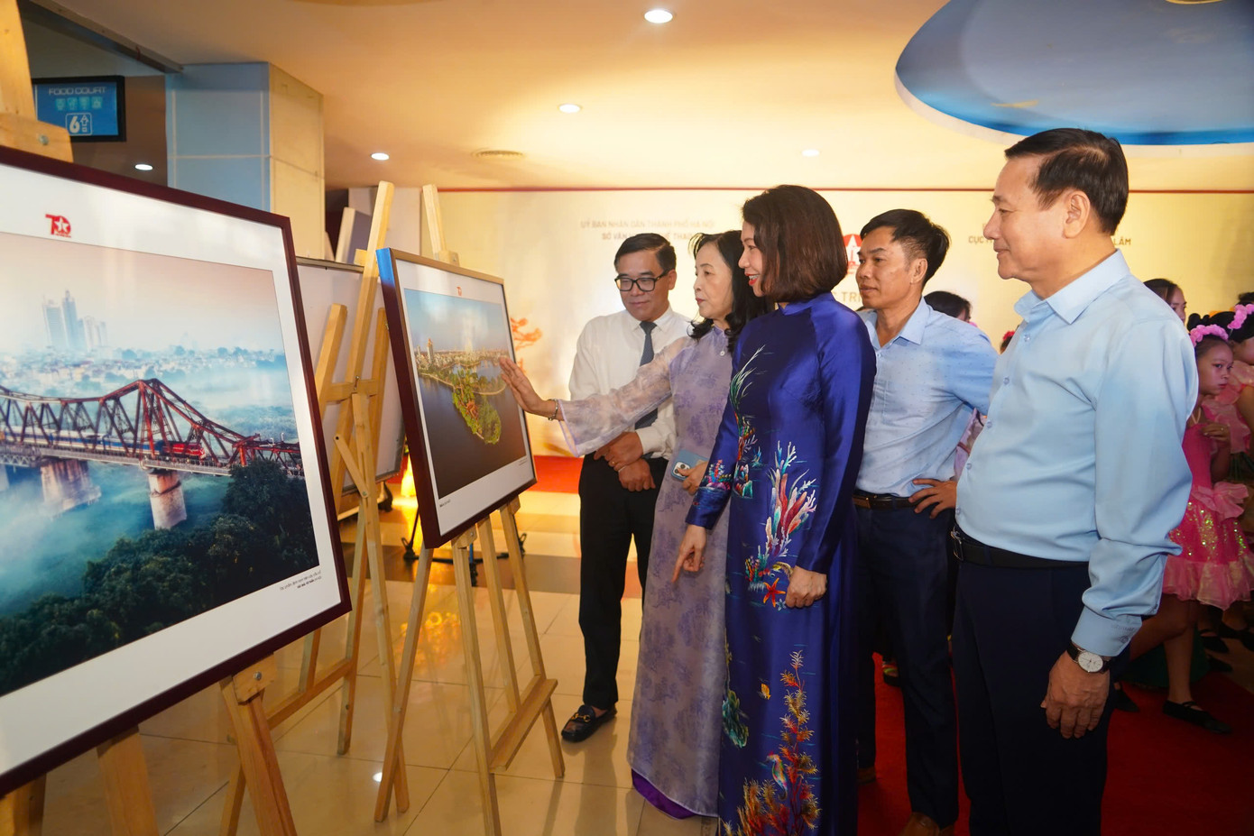 Các đại biểu tham quan không gian trưng bày ảnh.