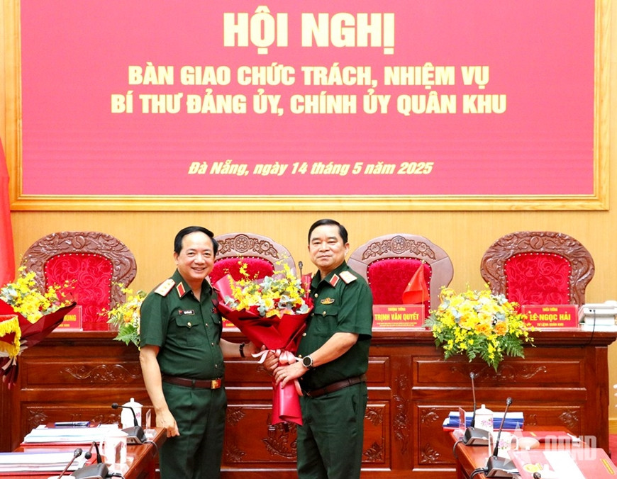 Thượng tướng Trịnh Văn Quyết tặng hoa chúc mừng Trung tướng Trịnh Đình Thạch.