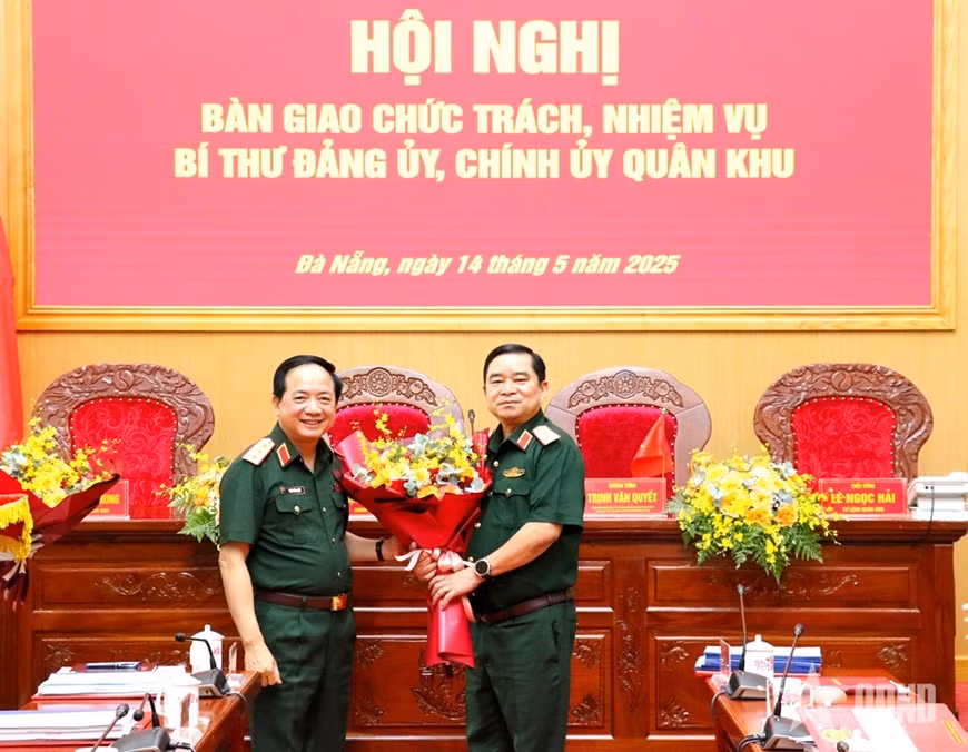 Thượng tướng Trịnh Văn Quyết tặng hoa chúc mừng Trung tướng Trịnh Đình Thạch.