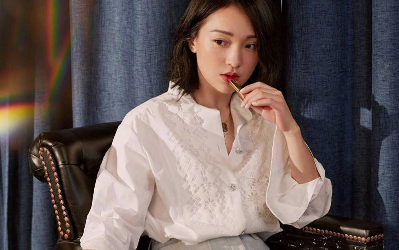 Đứng ở vị trí thứ hai sau Châu Kiệt Luân là Châu Tấn với thu nhập 1,66 tỉ NDT (hơn 5.890 tỉ đồng) trong vòng ba năm trở lại đây. Dù tình duyên không suôn sẻ nhưng nàng &quot;Hoàng Dung&quot; lại có sự nghiệp thăng hoa, giúp cô nàng mang về thu nhập &quot;khủng&quot;