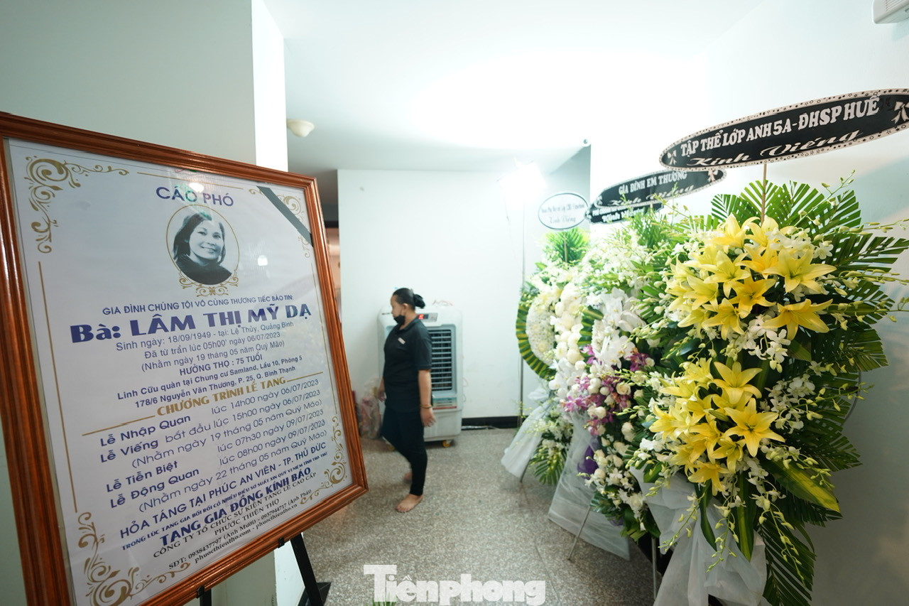 Lễ tiễn biệt nhà thơ Lâm Thị Mỹ Dạ diễn ra ấm cúng tại nhà riêng ở TPHCM với sự có mặt của con cháu, bạn bè thân thiết. Ảnh: Phạm Nguyễn. Lễ tiễn biệt nhà thơ Lâm Thị Mỹ Dạ diễn ra ấm cúng tại nhà riêng ở TPHCM với sự có mặt của con cháu, bạn bè thân thiết. Ảnh: Phạm Nguyễn.