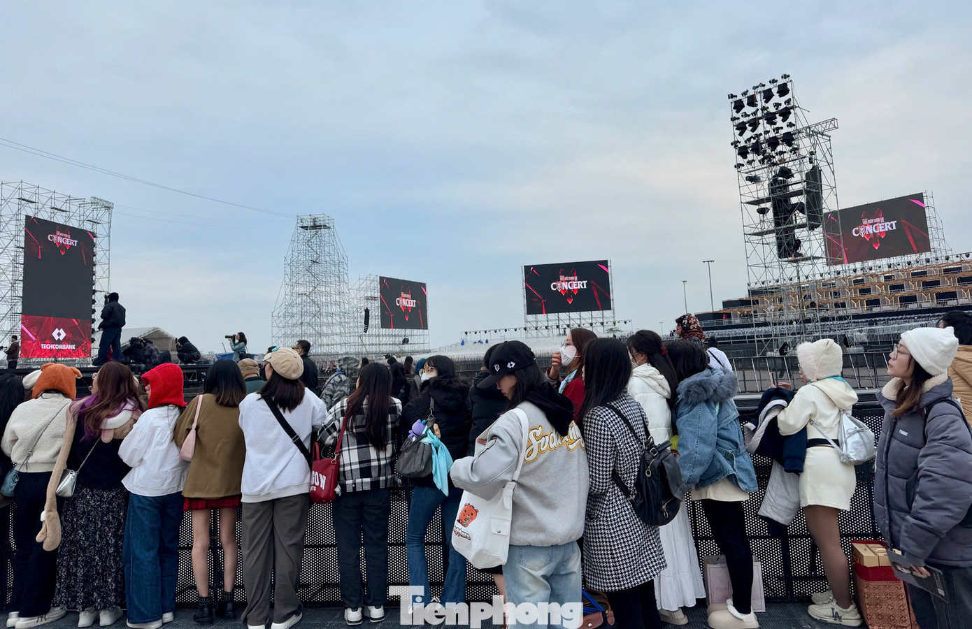 Một số khán giả may mắn được vào sân. Nhiều người quen nhau qua mạng xã hội rồi đặt chung xe tới địa điểm tổ chức concert để tiết kiệm chi phí.