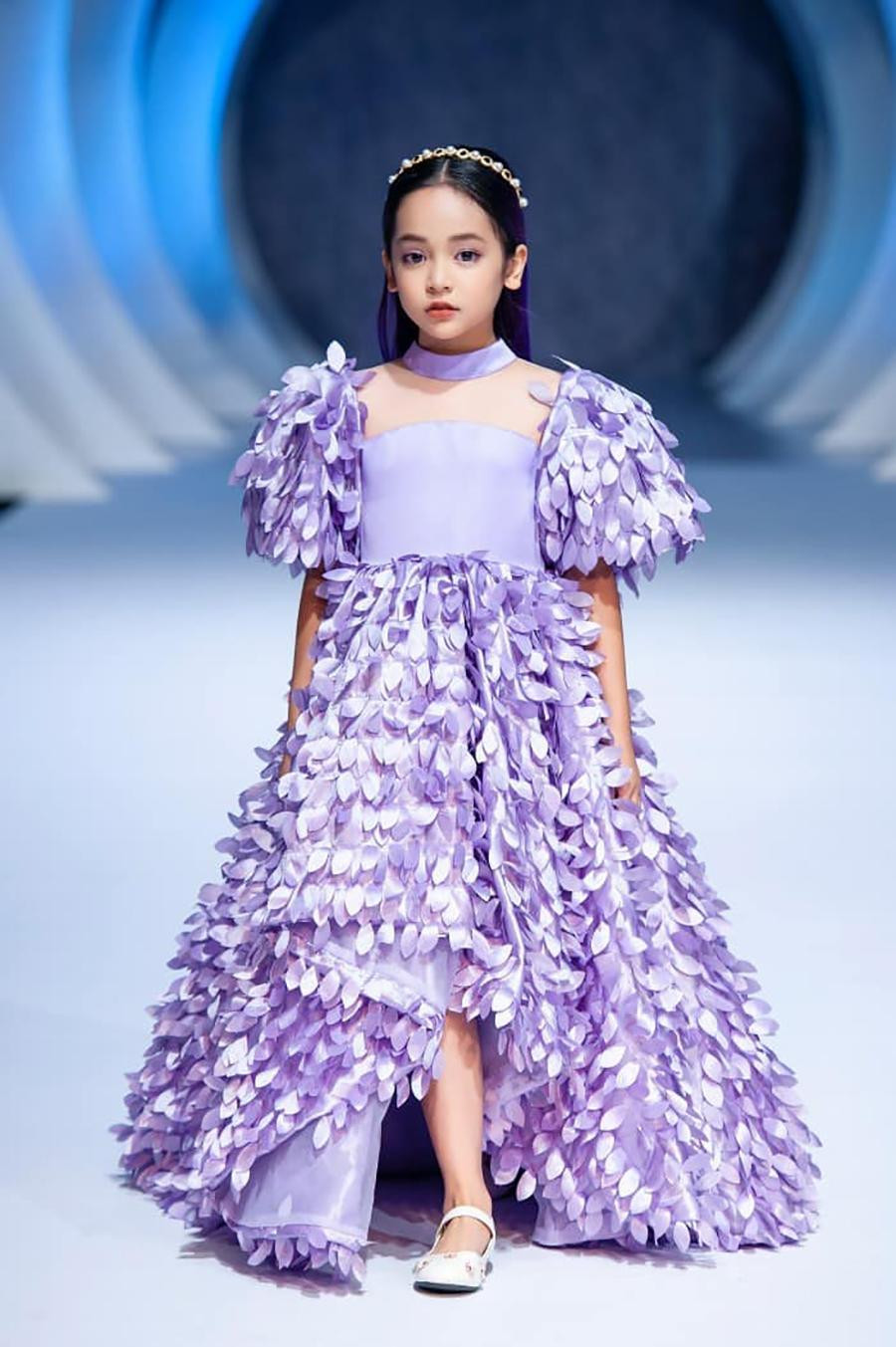 Hiện tại, cô bé sinh năm 2011 còn là gương mặt quen thuộc trong các sàn diễn thời trang trẻ em. Nhờ năng khiếu về nghệ thuật, cô bé luôn được gia đình ủng hộ và hỗ trợ hết mình để vừa theo đuổi đam mê, vừa đảm bảo việc học tại trường Hiện tại, cô bé sinh năm 2011 còn là gương mặt quen thuộc trong các sàn diễn thời trang trẻ em. Nhờ năng khiếu về nghệ thuật, cô bé luôn được gia đình ủng hộ và hỗ trợ hết mình để vừa theo đuổi đam mê, vừa đảm bảo việc học tại trường